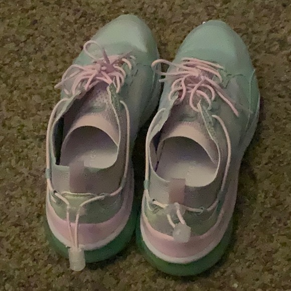 Fabletics sneaker w7 green and pink , nice used condition. Only worn a few times - Picture 2 of 6